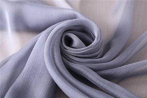 Foto macro de bufanda de seda sintética gris púrpura con textura fina y brillo elegante