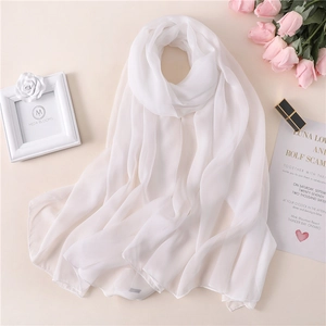 Detalle de bufanda de seda blanca con dobladillo fino y textura ligera y suave