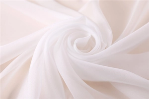 Detalle de la tela blanca semitransparente de seda con textura de caída suave
