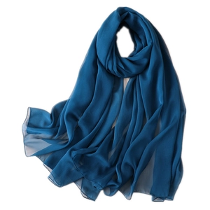 Scialle in chiffon blu intenso semitrasparente con bordi arrotolati e drappeggio
