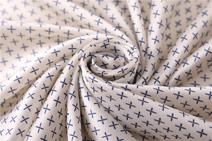 Vue détaillée d'un foulard en soie crème avec un imprimé géométrique bleu chic