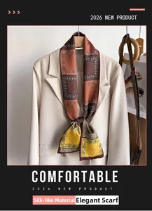 Détail d'un foulard bohème en soie artificielle noué sur un revers de blazer beige