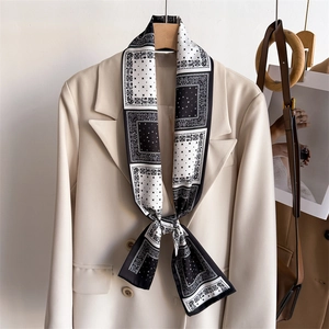 Écharpe étroite en soie à imprimé cachemire vintage sur revers de blazer blanc élégant