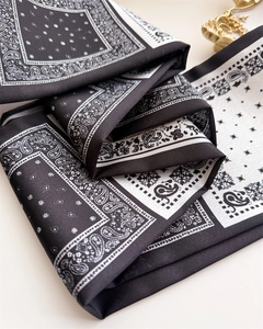 Vue macro d'un foulard en soie au motif paisley vintage avec imprimé noir et blanc de luxe