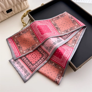 Vue détaillée du ruban en soie à motifs cachemire et pois en tons rose et corail