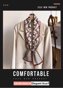 Détail d'un foulard en soie synthétique à motif paisley sur un col de blazer