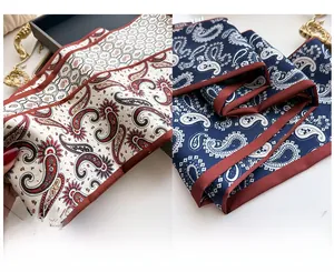 Écharpe étroite double couche en soie avec motifs paisley en beige et bleu marine chic