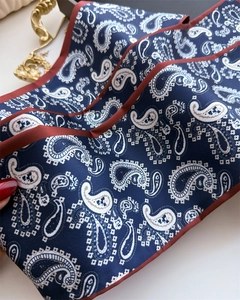Vue détaillée du foulard satiné à motif cachemire avec bordure contrastée rouge foncé