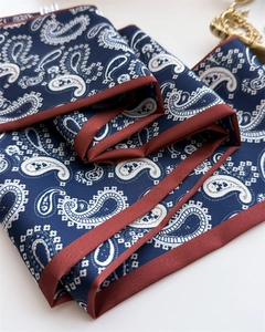 Détail d'un foulard en soie à motif cachemire bleu marine avec des bordures bordeaux