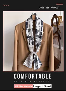 Dettaglio di un foulard in seta con stampa a catena blu su un blazer beige