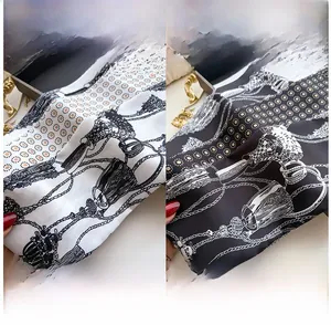 Dettaglio di sciarpa stretta con stampa a catena vintage in bianco e nero seta