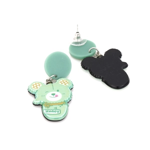 Boucles d'oreilles ours en résine vert menthe avec texte Honey sur fond blanc épuré
