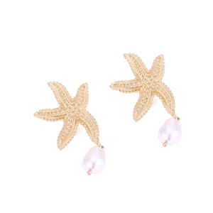 Boucles d'oreilles étoile de mer dorées avec perles en goutte sur fond blanc pur
