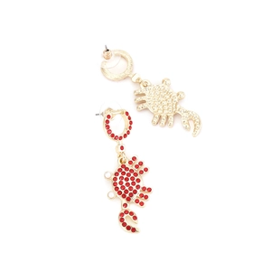 Boucles d'oreilles crabe en strass rouges et métal doré pour un style de vacances d'été