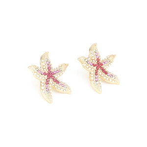 Dettaglio di orecchini a stella marina con strass rosa e placcatura in lega dorata