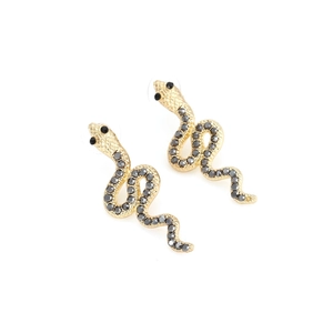 Élégantes boucles d'oreilles serpent dorées avec cristaux micro-pavés noirs sur fond blanc