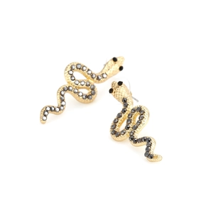 Boucles d'oreilles serpent vintage en métal doré avec strass noirs sur fond blanc