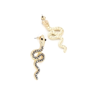 Vue détaillée des boucles d'oreilles serpent avec strass noirs et finition dorée polie