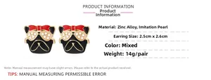 Détail de boucles d'oreilles carlin en émail avec nœuds rouges et accents lunettes perle