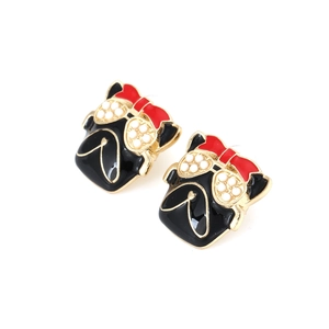 Boucles d'oreilles carlin noir avec nœud rouge et lunettes en perles sur fond blanc