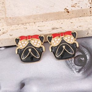 Boucles d'oreilles bouledogue avec lunettes de soleil et perles en émail noir et rouge