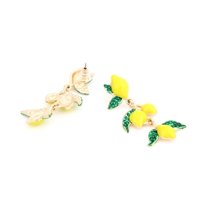Boucles d'oreilles citron avec émail jaune, cristaux verts et finition dorée élégante