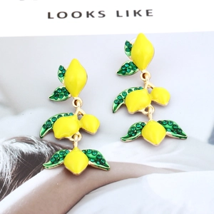 Boucles d'oreilles citron en émail jaune et strass verts pour un look tropical chic