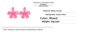 Détail des grandes boucles d'oreilles fleurs en acrylique rose montrant la taille 9,4 cm