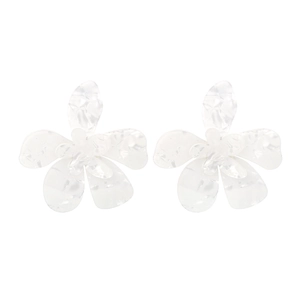 Boucles d'oreilles fleurs en acrylique à texture marbre blanc avec design superposé