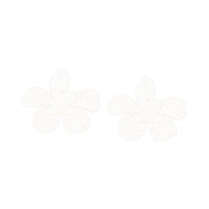 Vue détaillée de boucles d'oreilles fleurs blanches en acrylique à effet nacré