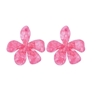 Boucles d'oreilles fleurs géantes en acrylique rose avec texture marbrée style vacances