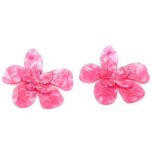 Gros plan sur les boucles d'oreilles fleurs en acrylique rose avec texture marbrée
