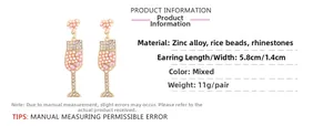 Détail de boucles d'oreilles verre à cocktail avec strass et perles roses sur alliage de zinc