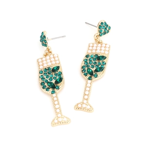 Détails rapprochés de boucles d'oreilles en verre à champagne avec strass et perles