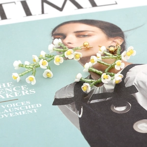 Orecchini a fiore con perline verdi fatti a mano e petali in resina bianca