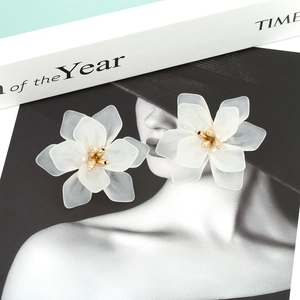 Exaggerated bohemian white resin flower stud earrings with golden pistils in a stylish set