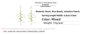 Vue détaillée des boucles d'oreilles muguet fait main avec fleurs en résine et dimensions