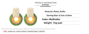 Detailansicht der gewebten Raffia-Ohrringe mit buntem geometrischem Design und Maßen