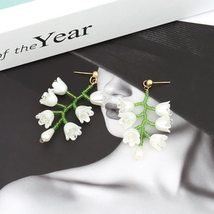 Vue détaillée de boucles d'oreilles muguet fait main avec perles de verre vertes