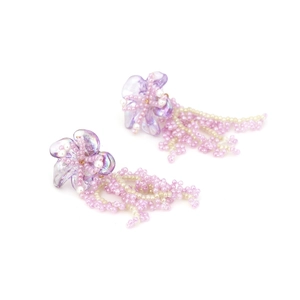 Boucles d'oreilles fleurs perlées faites main avec pétales violets et pompons