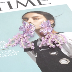 Boucles d'oreilles fleurs mauves faites main avec pompons perlés et perles