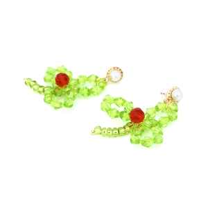 Boucles d'oreilles artisanales avec cristaux verts et perles sur fond blanc pur