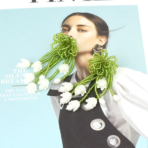 Boucles d'oreilles pendantes en perles vertes et fleurs de muguet faites à la main