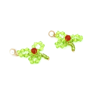 Boucles d'oreilles fleuries faites main avec cristaux verts et perle blanche pour femme