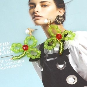 Boucles d'oreilles fleurs faites main avec cristaux verts, perles rouges et perles