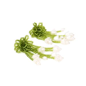 Boucles d'oreilles bohèmes faites à la main avec fleurs et pompons vert muguet