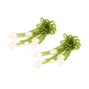 Boucles d'oreilles fleuries faites main avec pompons verts et blancs style bohème