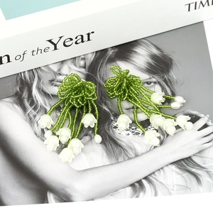 Boucles d'oreilles muguet fait main en perles vertes avec glands de fleurs blanches