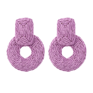 Handgefertigte lila Bastohrringe in geometrischer Form mit rechteckigem und rundem Design