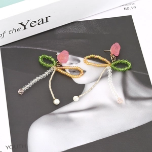 Boucles d'oreilles fleurs faites main avec roses en résine rose et pompons en cristal